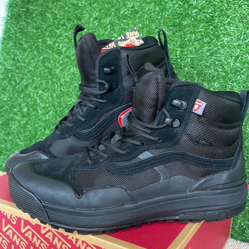 Vans WMNS Ultrarange Exo
Black/Black
VN0A4BVSBKA
Boots Sneakers - Picture 5 of 16